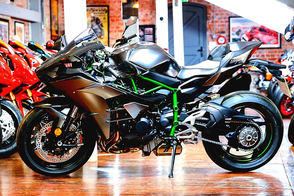 Kawasaki Ninja H2: जानें 35 लाख की इस बाइक की खासियत जो उड़ा देगी आपके होश
